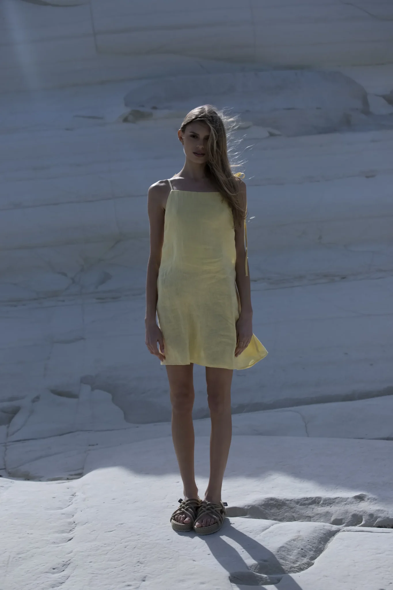 Lniana sukienka wiązana minimal – pastelowy zolty
